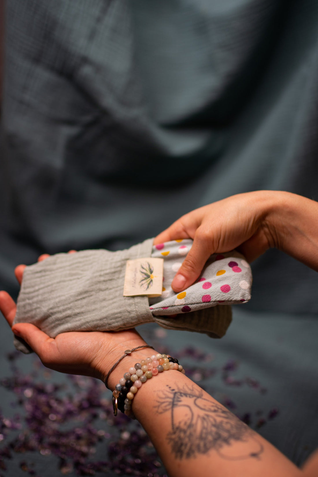 Wie man ein Augenkissen reinigt: Der komplette Pflege- & Waschguide